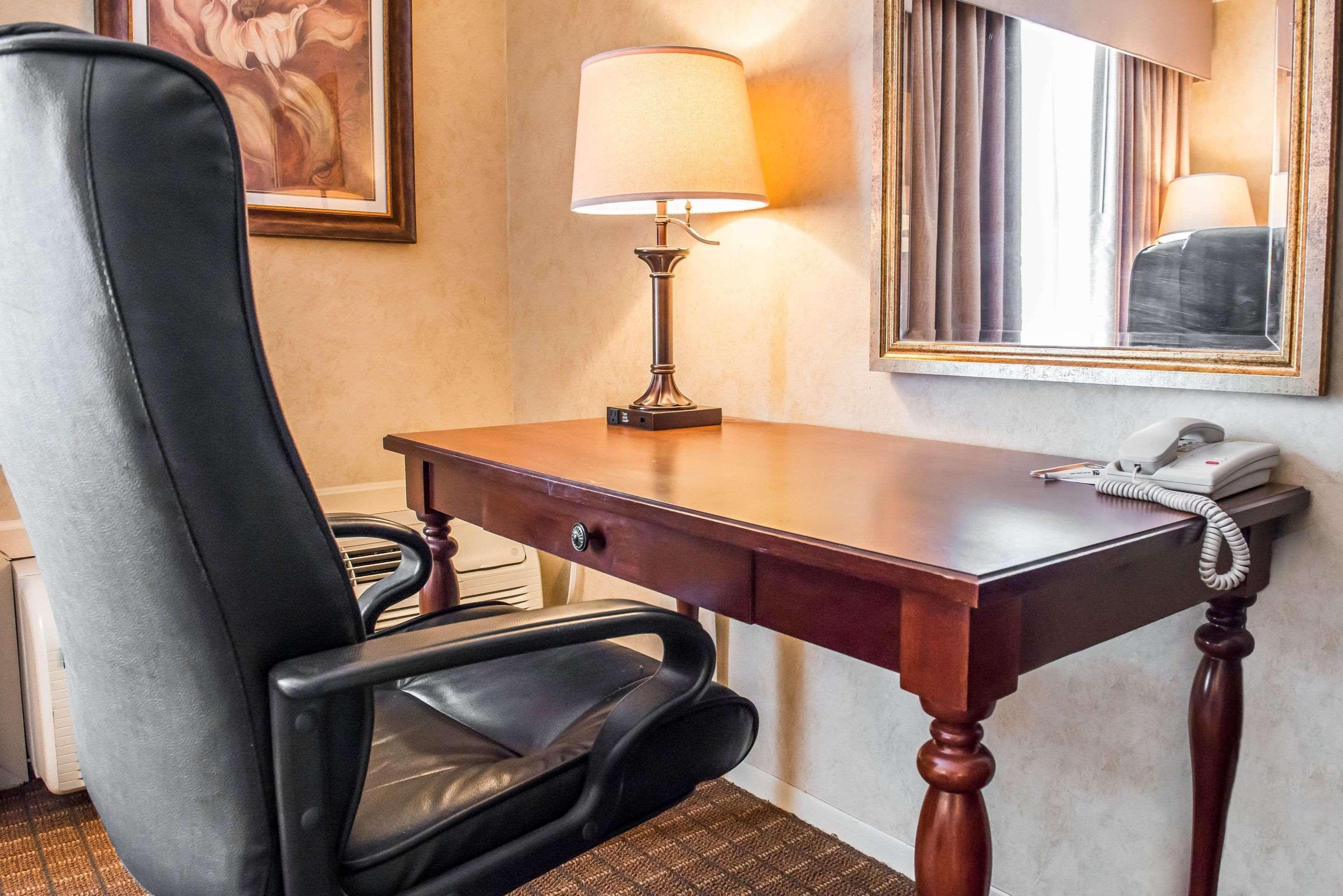 Inn Quality Pittsburgh Airport 2*